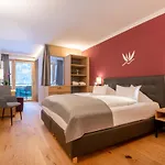 Familien- Sportresort Brennseehof 4* 湖畔的费尔德