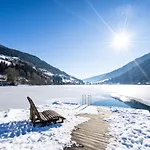 Familien- Sportresort Brennseehof 湖畔的费尔德