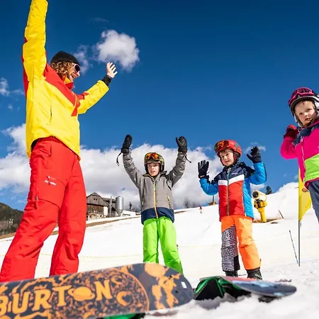 ホテル Familien- Sportresort Brennseehof フェルト・アム・ゼー